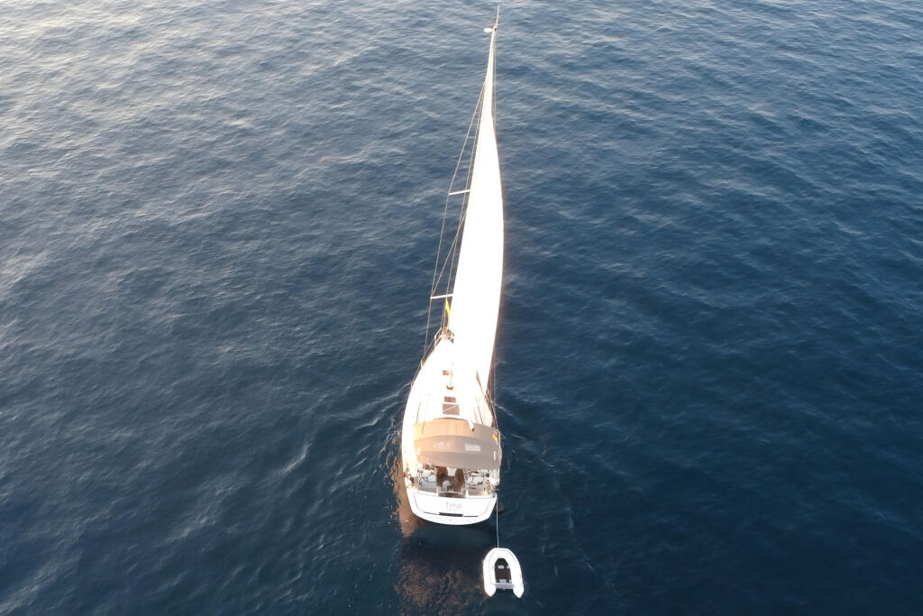Sailing yacht 