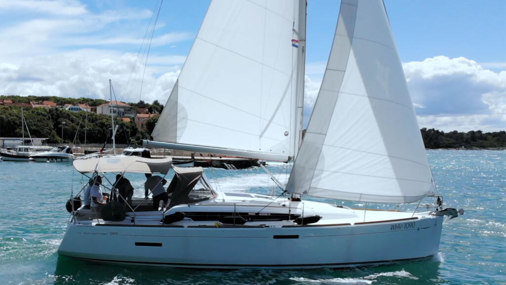 Sailing yacht 