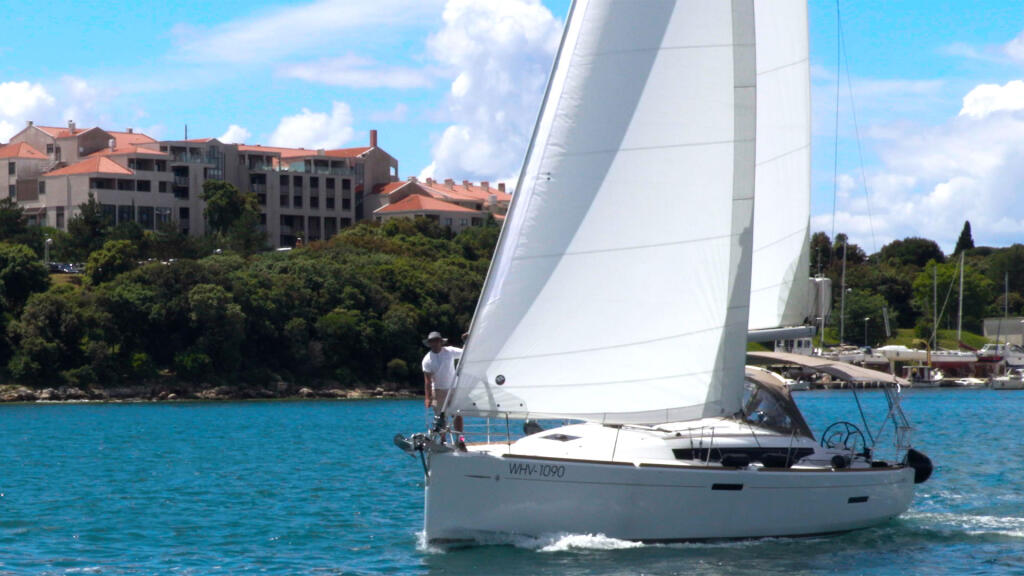 Sailing yacht 