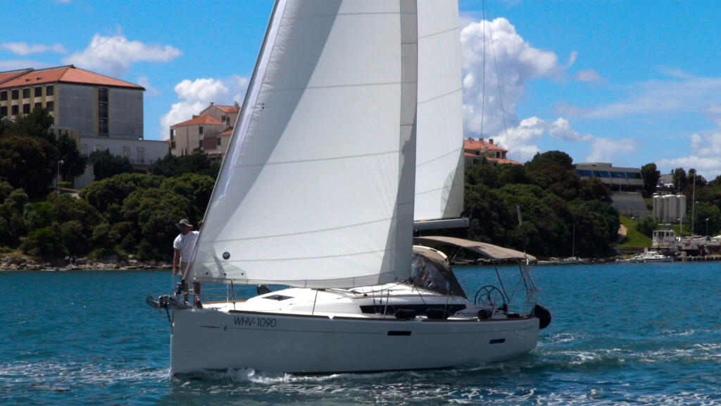 Sailing yacht 