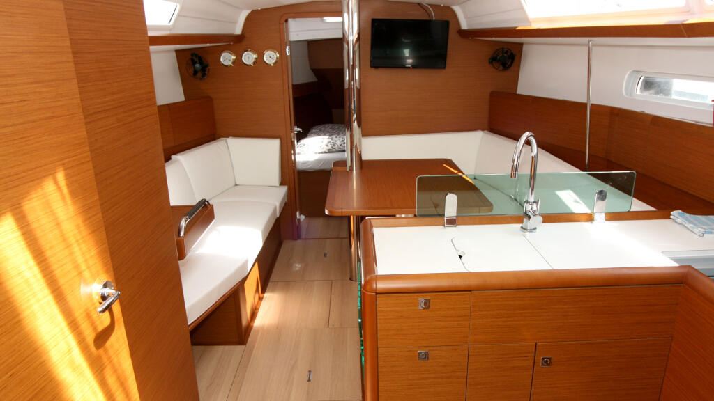 Sailing yacht 