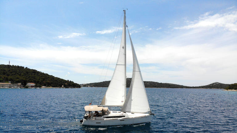 Sailing yacht 