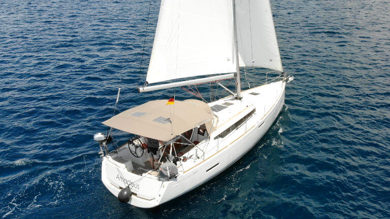 Sailing yacht 