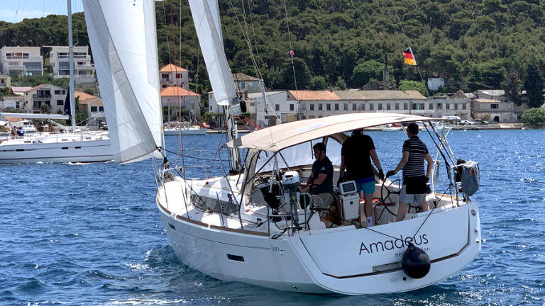 Sailing yacht 