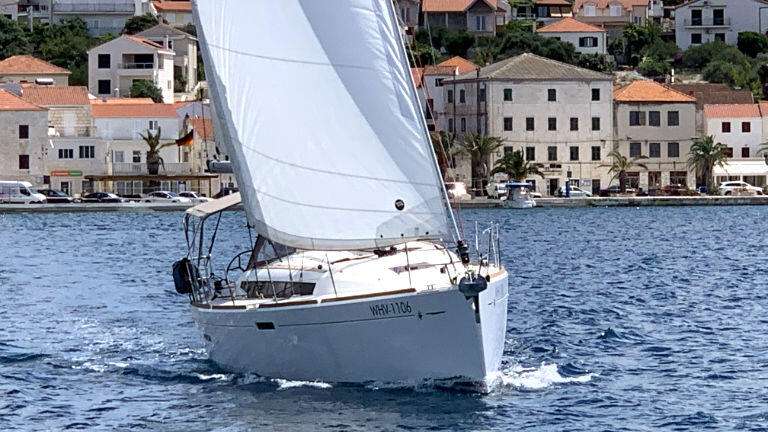 Sailing yacht 