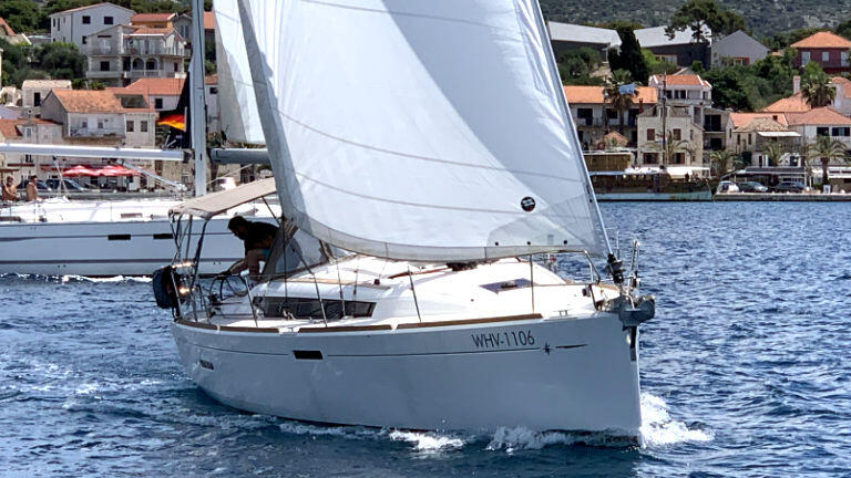 Sailing yacht 