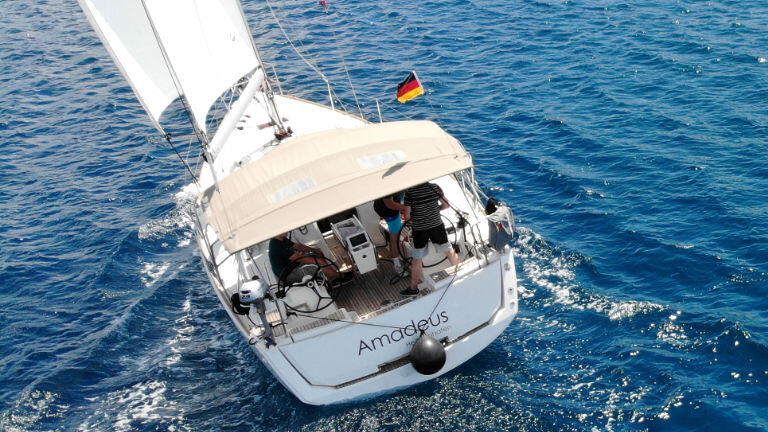 Sailing yacht 