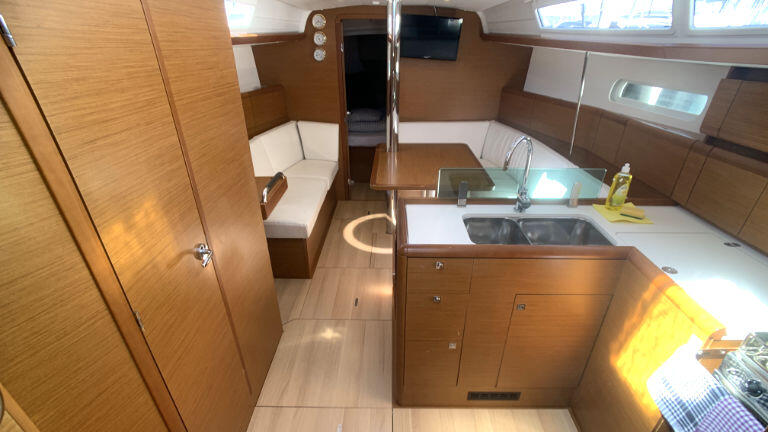 Sailing yacht 