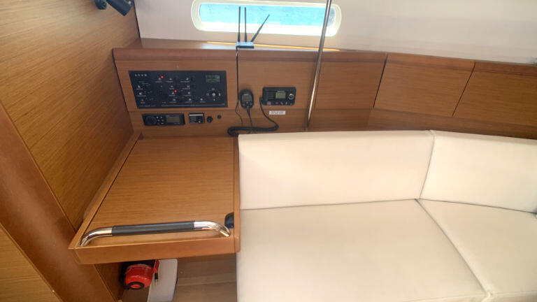 Sailing yacht 