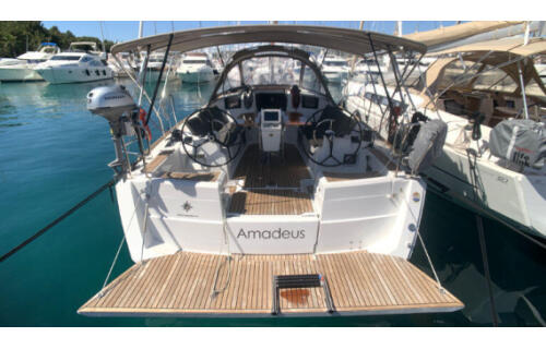 Sailing yacht 