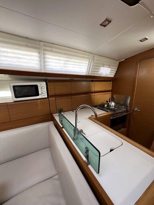 Sailing yacht 