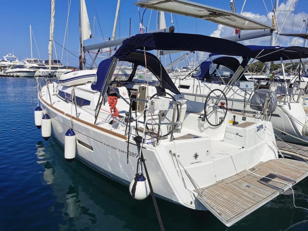 Sailing yacht 