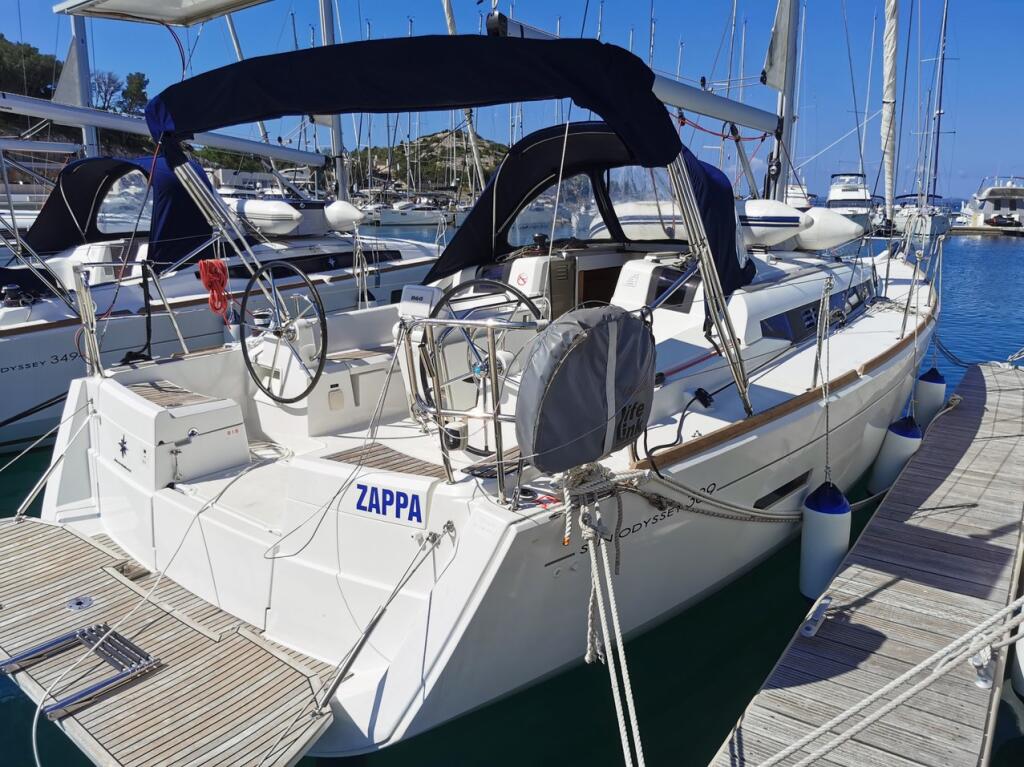 Sailing yacht 