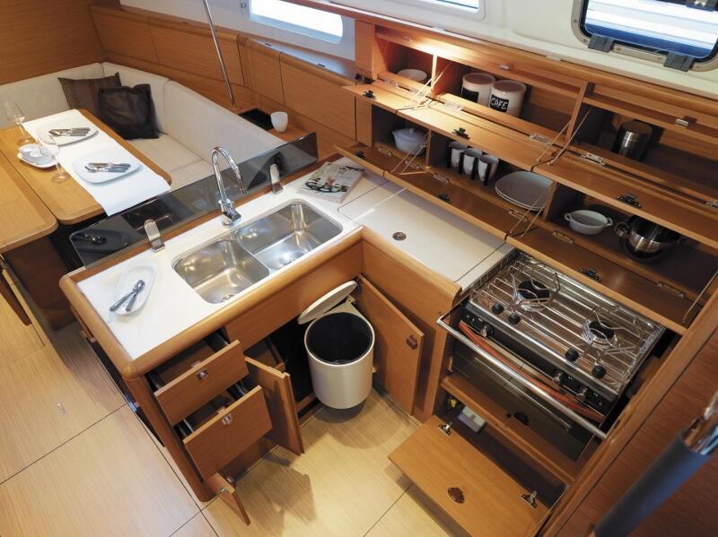 Sailing yacht 