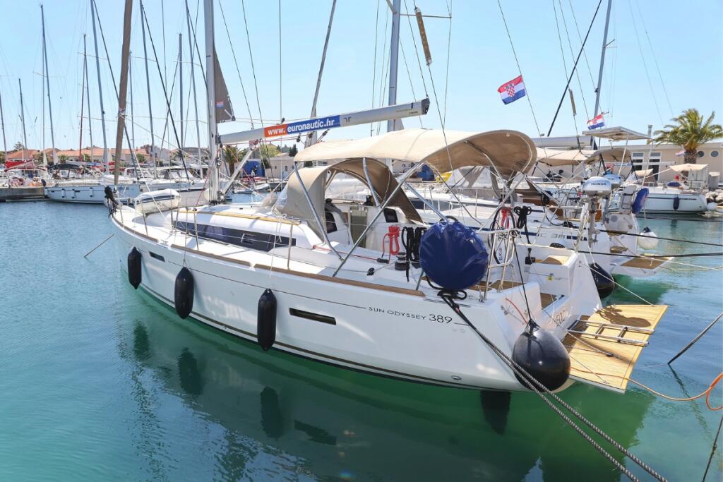 Sailing yacht 