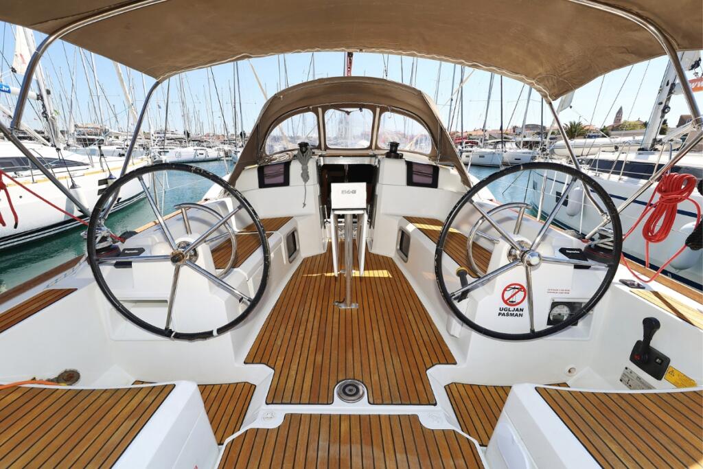 Sailing yacht 