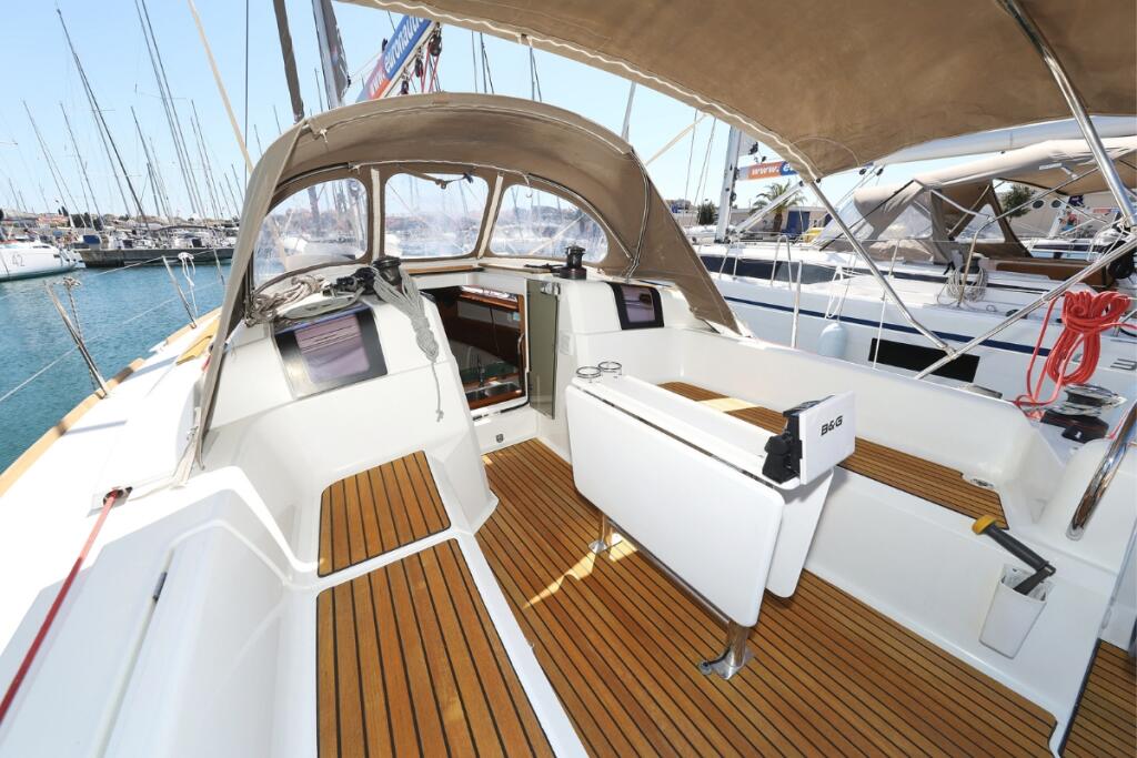 Sailing yacht 
