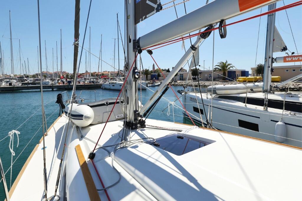 Sailing yacht 