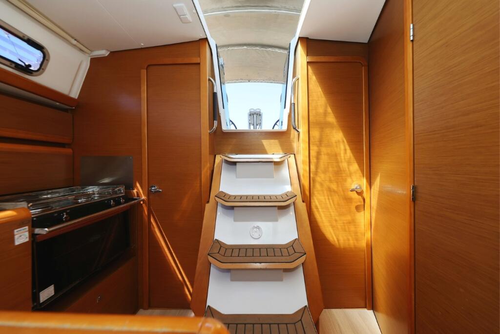 Sailing yacht 