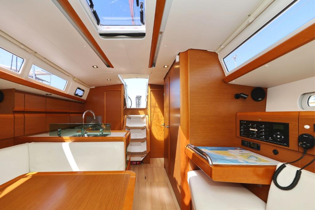 Sailing yacht 