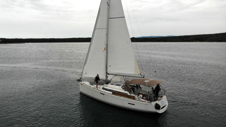 Sailing yacht 