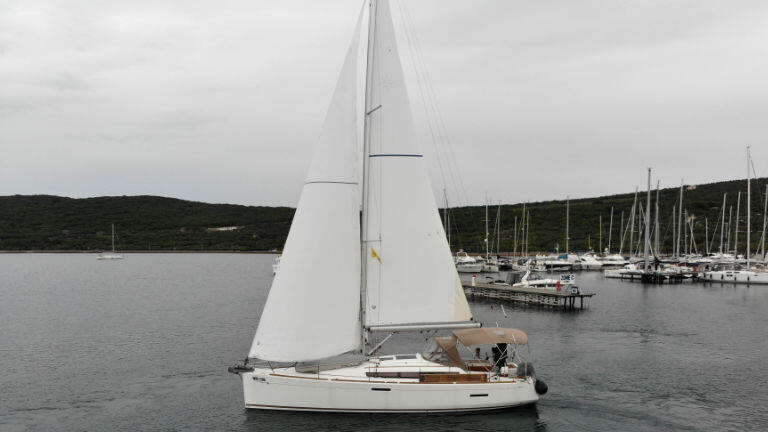 Sailing yacht 