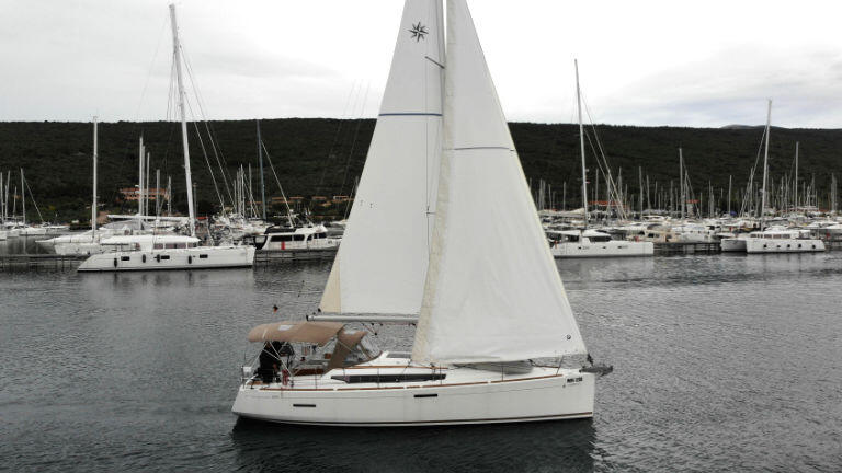 Sailing yacht 