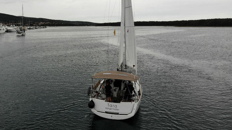 Sailing yacht 