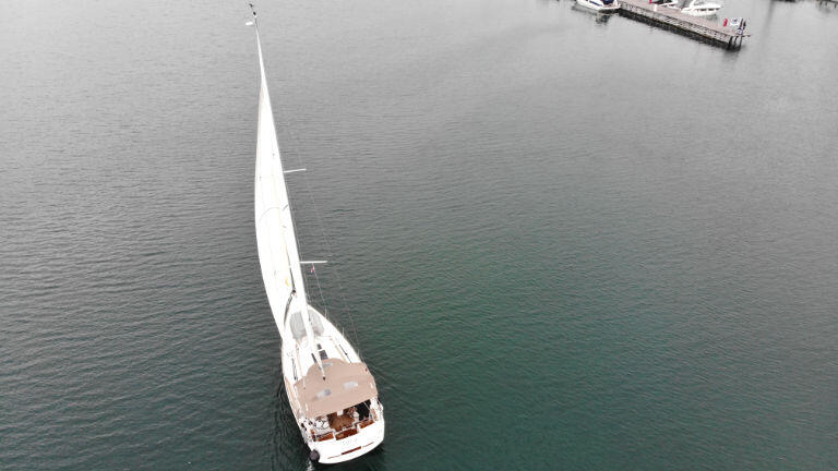 Sailing yacht 
