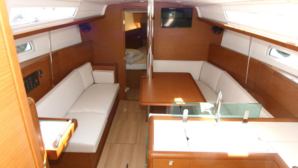 Sailing yacht 