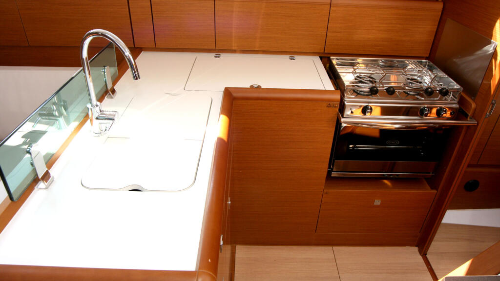 Sailing yacht 