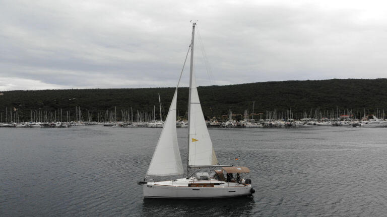 Sailing yacht 