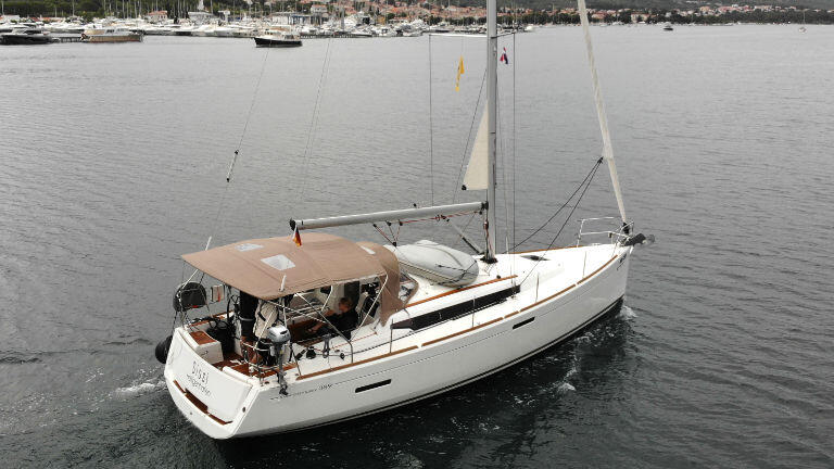 Sailing yacht 