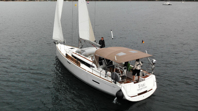 Sailing yacht 