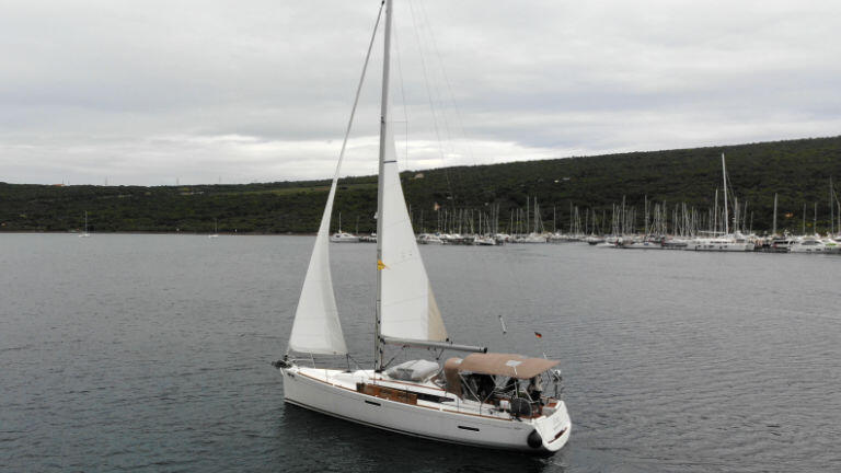 Sailing yacht 