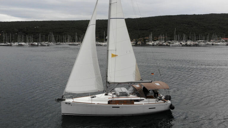 Sailing yacht 