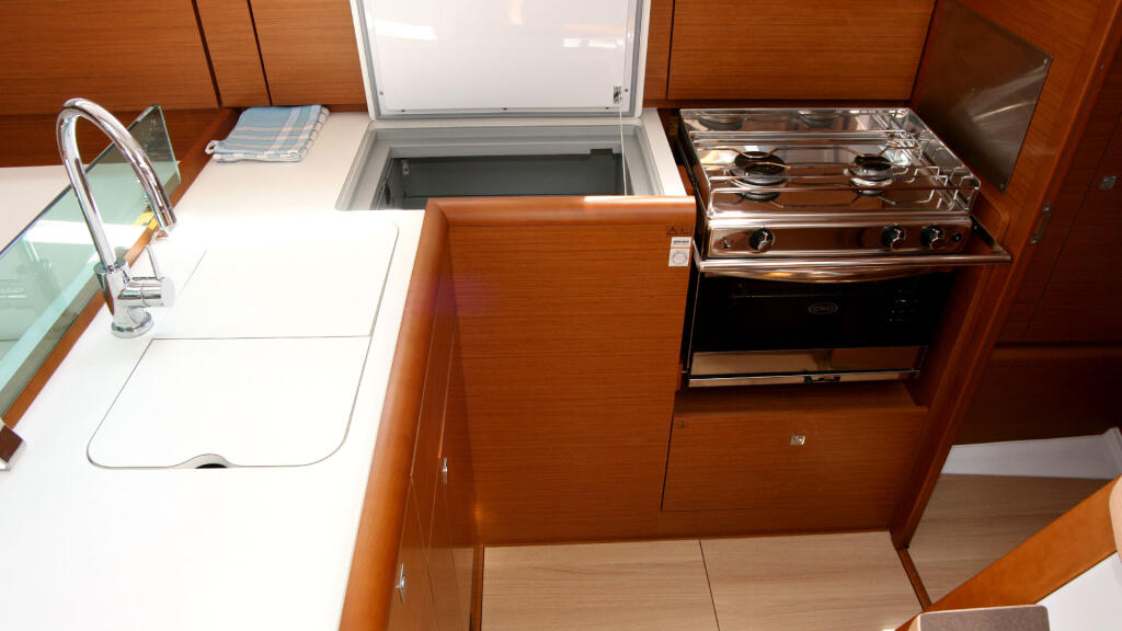 Sailing yacht 