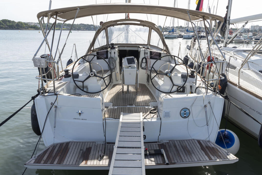 Sailing yacht 