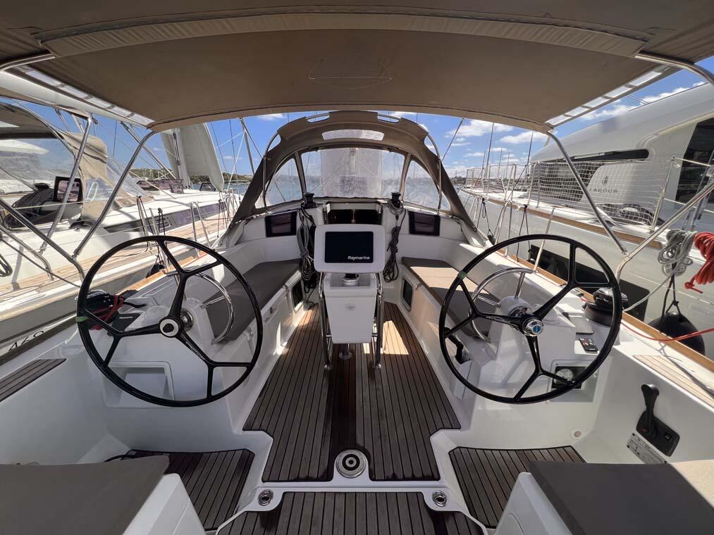 Sailing yacht 