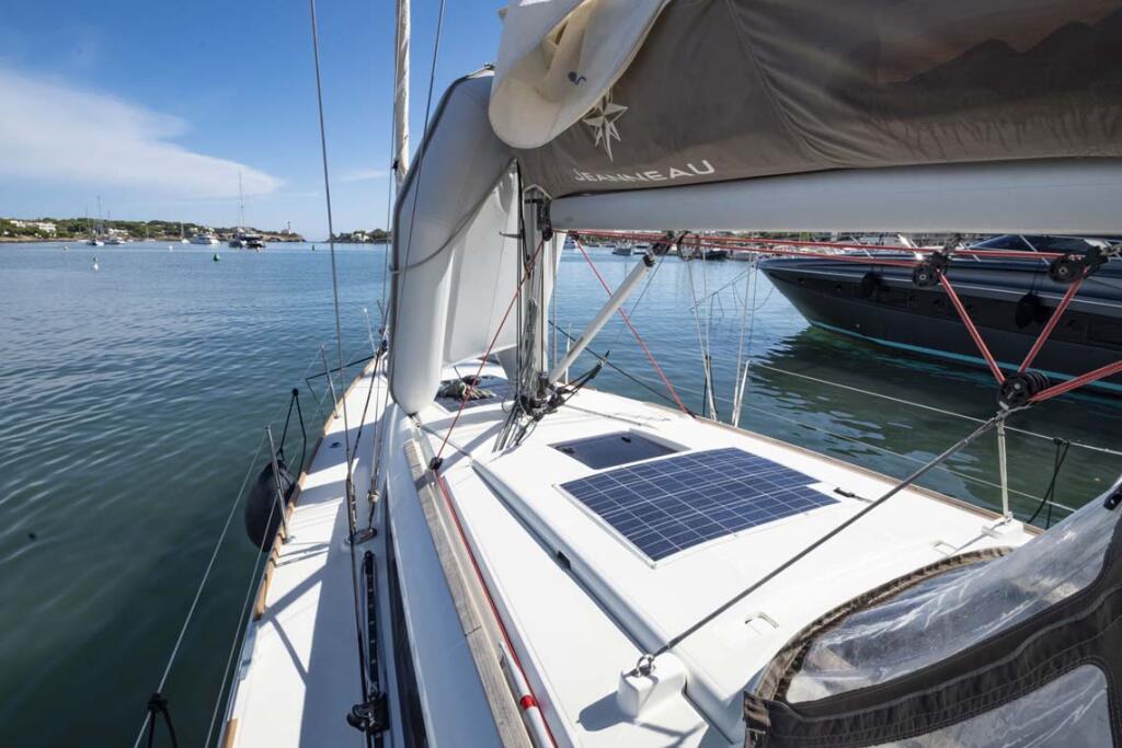 Sailing yacht 