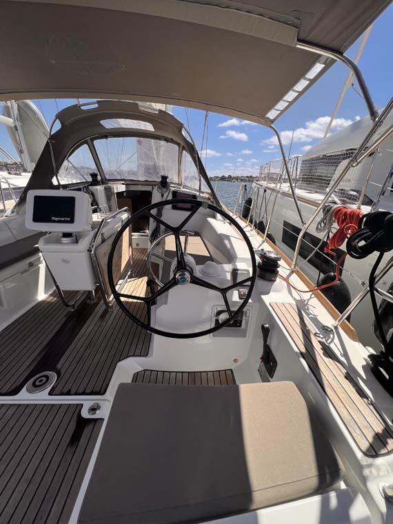 Sailing yacht 