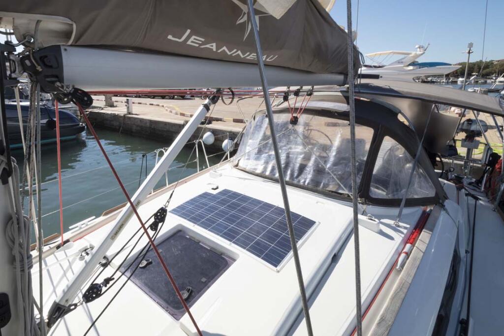 Sailing yacht 