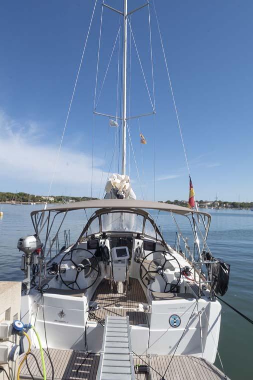 Sailing yacht 