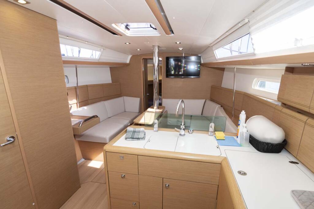 Sailing yacht 