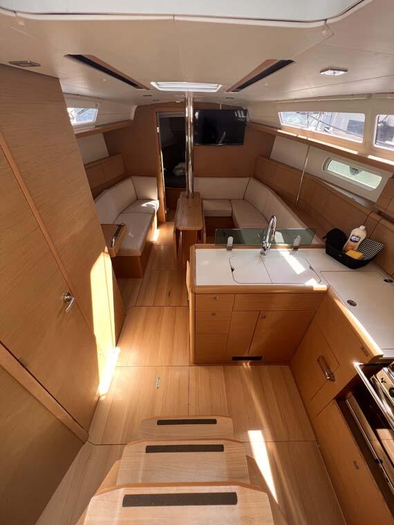 Sailing yacht 