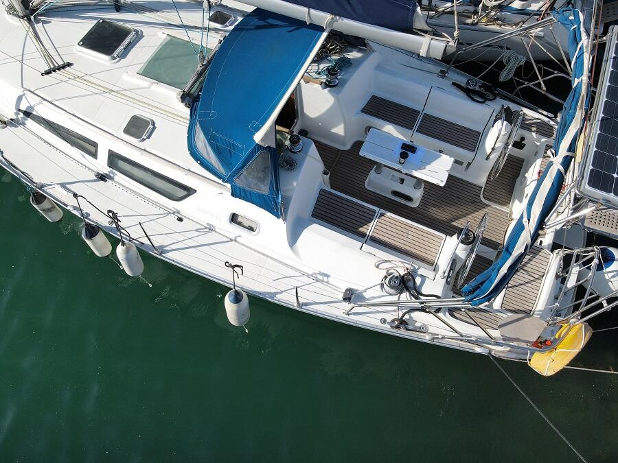 Sailing yacht 