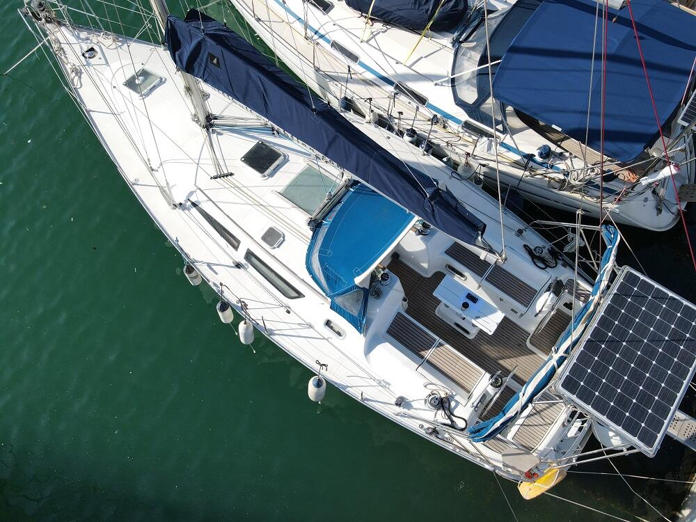 Sailing yacht 