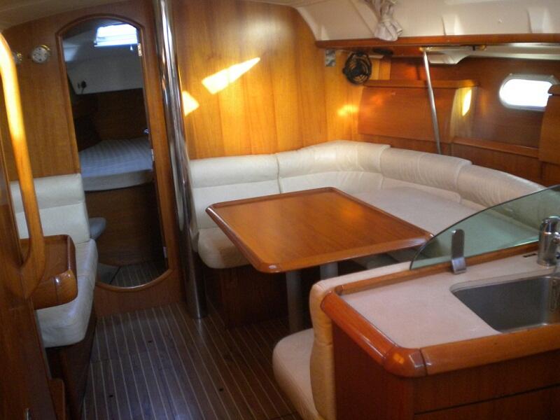 Sailing yacht 