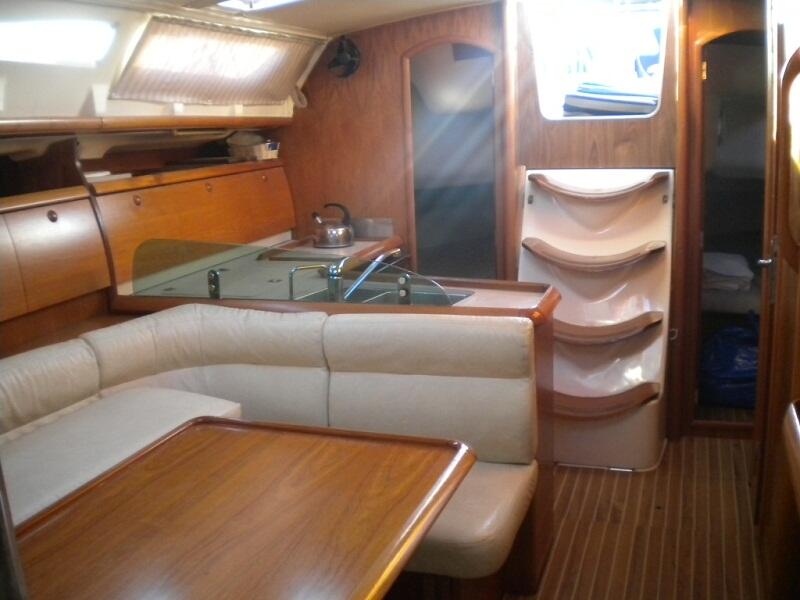 Sailing yacht 