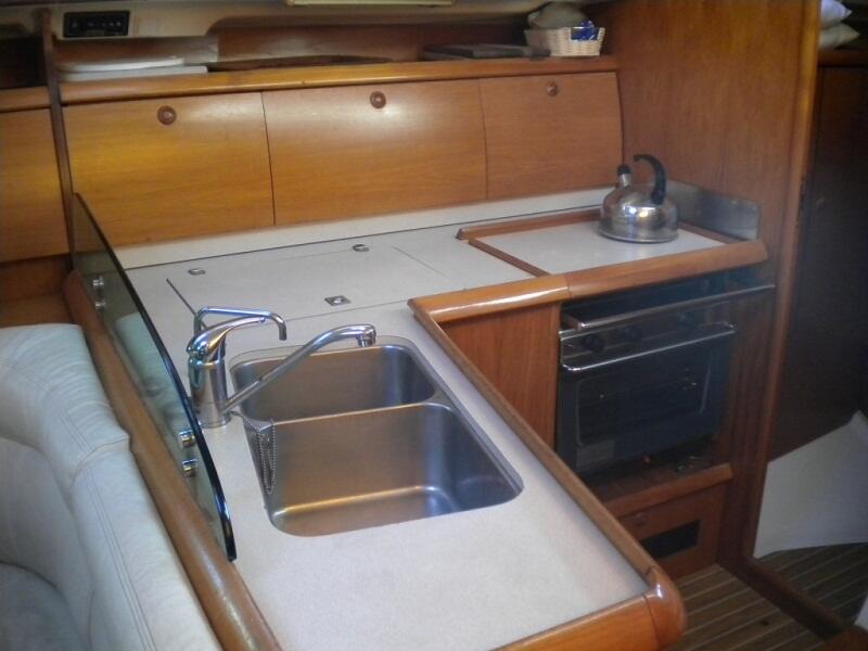Sailing yacht 